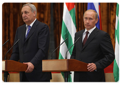 По итогам подписания документов Президент Республики Абхазия С.В.Багапш и Председатель Правительства Российской Федерации В.В.Путин дали пресс-конференцию