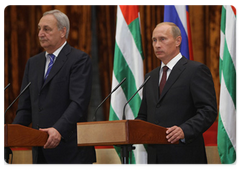 По итогам подписания документов Президент Республики Абхазия С.В.Багапш и Председатель Правительства Российской Федерации В.В.Путин дали пресс-конференцию