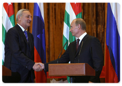 Abkhaz President Sergei Bagapsh and Russian Prime Minister Vladimir Putin during a joint news conference following the signing of agreements