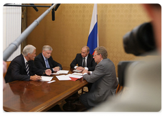 Prime Minister Vladimir Putin during a meeting in Sochi with State Duma Speaker Boris Gryzlov, Federation Council Speaker Sergei Mironov, and Deputy Prime Minister and Finance Minister Alexei Kudrin
