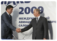 A number of contracts being signed with the Sukhoi Company in the presence of Prime Minister Vladimir Putin at the MAKS-2009 Air Show