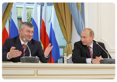 Prime Minister Vladimir Putin and South Ossetian President Eduard Kokoity conducting a news conference