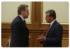 First Deputy Prime Minister Igor Shuvalov and First Deputy Prime Minister Viktor Zubkov (from left) at a meeting of the Government