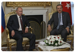 Председатель Правительства Российской Федерации В.В.Путин, прибывший с рабочим визитом в Турецкую Республику, провел переговоры с Премьер-министром Турции Р.Т.Эрдоганом
