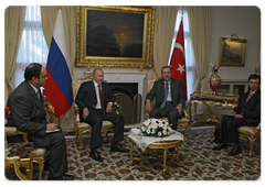 Председатель Правительства Российской Федерации В.В.Путин, прибывший с рабочим визитом в Турецкую Республику, провел переговоры с Премьер-министром Турции Р.Т.Эрдоганом