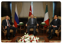 Позже переговоры глав правительств России и Турции продолжились в трехстороннем формате с участием премьер-министра Итальянской Республики С.Берлускони