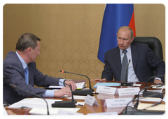 Prime Minister Vladimir Putin chairing a meeting with top Defence Ministry officials