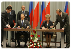 В присутствии Председателя Правительства Российской Федерации В.В.Путина и Председателя Совета Министров Республики Польша Д.Туска были подписаны три документа