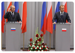 Following the talks, Prime Minister Vladimir Putin and his Polish counterpart Donald Tusk held a joint news conference