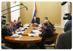 В.В.Путин, находящийся в рабочей поездке по Краснодарскому краю, провел совещание по вопросам строительства олимпийских объектов г.Сочи