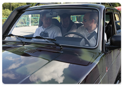 В.В.Путин пригласил Жан-Клода Килли и Жильбера Феллигостей пересесть в автомобиль «Нива», недавно приобретенный им на «АвтоВАЗе»