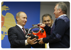 Prime Minister Vladimir Putin awarding government certificates of honour to disaster relief workers for their response to the Siberian dam accident