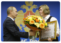Prime Minister Vladimir Putin awarding government certificates of honour to disaster relief workers for their response to the Siberian dam accident