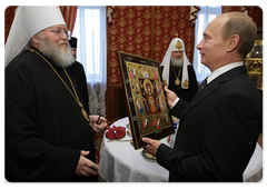 Vladimir Putin visited the Cathedral of Christ the Saviour in Moscow to worship before the Kursk Root Icon of the Apparition of the Mother of God, which is considered the most important relic for Orthodox Russians living abroad