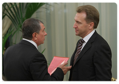 Deputy Prime Ministers Igor Sechin, left, and Igor Shuvalov before the meeting of the Government Commission for Control of Foreign Investments in Russia