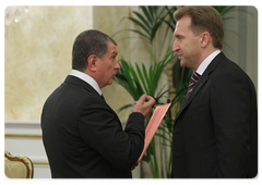 Deputy Prime Ministers Igor Sechin, left, and Igor Shuvalov before the meeting of the Government Commission for Control of Foreign Investments in Russia