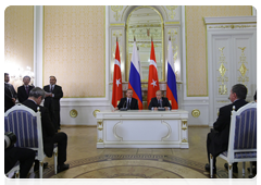 Prime Minister Vladimir Putin and Turkish Prime Minister Recep Tayyip Erdogan addressing a news conference on the outcome of their negotiations