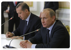 Prime Minister Vladimir Putin and Turkish Prime Minister Recep Tayyip Erdogan addressing a news conference on the outcome of their negotiations