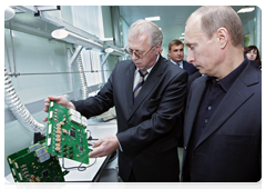 Председатель Правительства Российской Федерации В.В.Путин, находящийся с рабочей поездкой в Воронеже, посетил ОАО «Концерн 