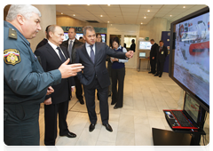 Председатель Правительства Российской Федерации В.В.Путин осмотрел выставку современного спасательного оборудования и ознакомился с новейшими технологиями в области спасения и безопасности, которые стоят на вооружении МЧС России