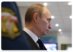 Председатель Правительства Российской Федерации В.В.Путин осмотрел выставку современного спасательного оборудования и ознакомился с новейшими технологиями в области спасения и безопасности, которые стоят на вооружении МЧС России