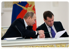 Председатель Правительства России В.В.Путин и Президент Российской Федерации Д.А.Медведев  на заседании Государственного совета Российской Федерации