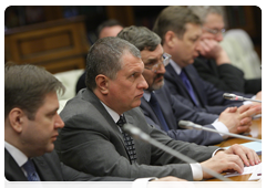 Deputy Prime Minister Igor Sechin and Belarusian First Deputy Prime Minister Vladimir Semashko holding final round of negotiations on duty-free Russian oil for Belarus