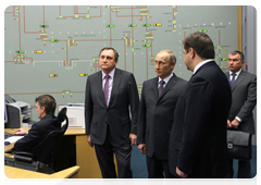 Prime Minister Vladimir Putin visiting central control unit at System Operator of Unified Energy System (SO UES)