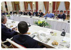 Председатель Правительства Российской Федерации В.В.Путин провел в формате рабочего обеда встречу с членами координационной комиссии МОК по подготовке зимних Олимпийских игр в Сочи в 2014 году