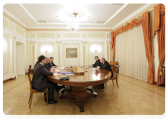 Prime Minister Vladimir Putin with the United Russia party leadership