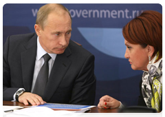 Prime Minister Vladimir Putin and Minister of Agriculture Yelena Skrynnik during a meeting on the results of the harvest and the development of livestock production