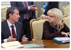 Deputy Prime Minister Igor Sechin and Minister of Healthcare and Social Development Tatyana Golikova at a meeting of the Government Presidium