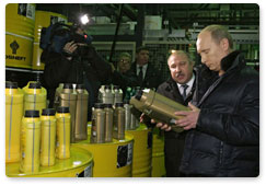 Председатель Правительства Российской Федерации В.В.Путин посетил Новокуйбышевский завод масел и присадок, где осмотрел установку по фасовке