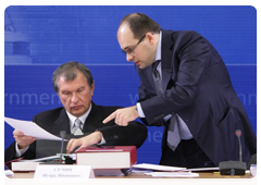 Deputy Prime Minister Igor Sechin at the meeting to discuss the draft general strategy for developing the oil industry to 2020