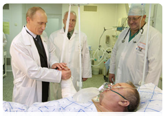 Prime Minister Vladimir Putin visiting the Burdenko Hospital, where Lieutenant General Vladimir Shamanov, commander of Russia’s airborne troops,  was hospitalised following a car crash