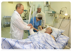 Prime Minister Vladimir Putin visiting the Burdenko Hospital, where Lieutenant General Vladimir Shamanov, commander of Russia’s airborne troops,  was hospitalised following a car crash