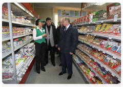 Prime Minister Vladimir Putin visiting the new store in the village of Verkhnyaya Vereya
