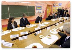 Председатель Правительства Российской Федерации В.В.Путин провел встречу с преподавателями и родителями учеников средней школы 1060