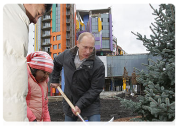 Prime Minister Vladimir Putin has taken part in landscaping the premises of the Federal Research and Clinical Centre for Paediatric Haematology, Oncology and Immunology