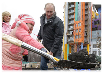 Prime Minister Vladimir Putin has taken part in landscaping the premises of the Federal Research and Clinical Centre for Paediatric Haematology, Oncology and Immunology
