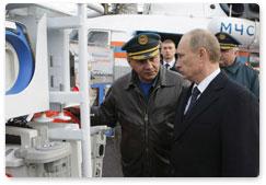Председатель Правительства Российской Федерации В.В.Путин осмотрел выставку пожарно-спасательной техники МЧС