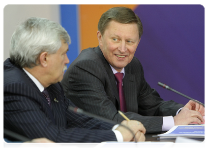 Deputy Prime Minister Sergei Ivanov and Presidential Envoy to the Central Federal District Georgy Poltavchenko at a meeting on upgrading the equipment of the Emergencies Ministry