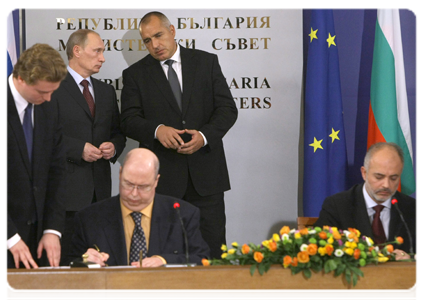 Prime Minister Vladimir Putin and Bulgarian Prime Minister Boyko Borissov  attending the ceremony of signing a series of bilateral agreements