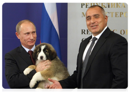 Bulgarian Prime Minister Boyko Borissov presenting Prime Minister Vladimir Putin with a Bulgarian Shepherd Dog after the media conference