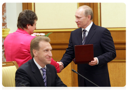 Prime Minister Vladimir Putin awarding the Pyotr Stolypin Medal, 2nd class, to Federation Council Deputy Speaker Svetlana Orlova