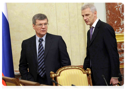 Minister of Education and Science Andrei Fursenko and Prosecutor General Yury Chaika at a meeting of the Government of the Russian Federation