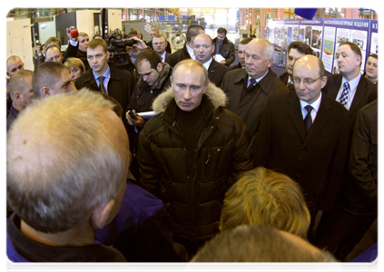 Prime Minister Vladimir Putin talking to plant workers at the VSMPO-AVISMA Corporation