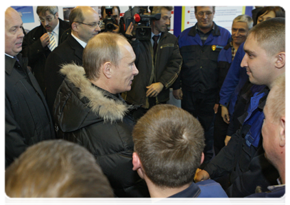 Prime Minister Vladimir Putin talking to plant worker at the VSMPO-AVISMA Corporation