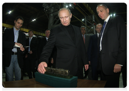 Prime Minister Vladimir Putin touring the Ural Locomotives production facilities in the town of Verkhnyaya Pyshma