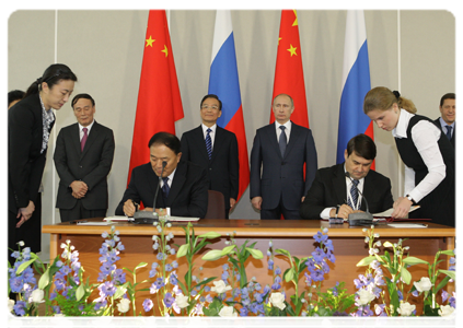 A ceremony of signing a series of cooperation deals between Russia and  China following intergovernmental talks